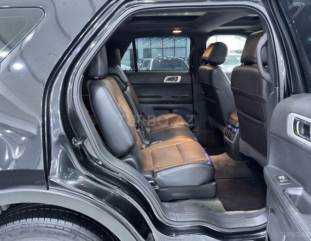 Ford Explorer-13
