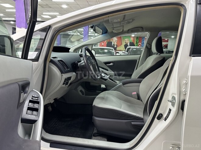 Toyota Prius-8