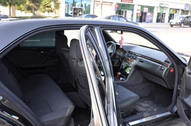 Mercedes E 220 d 2001, 300,500 km - 2.2 л - Bakı