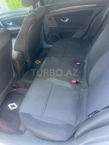 Renault Laguna-10