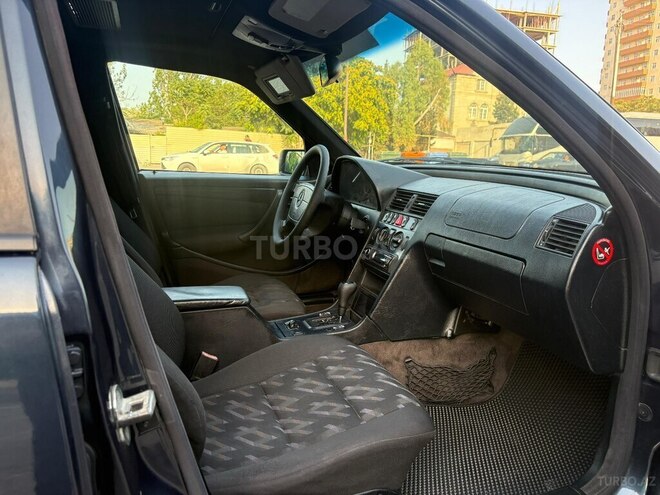 Mercedes C 220 d-12
