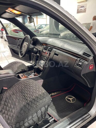 Mercedes E 200-11