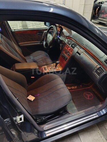 Mercedes E 240 1998, 300,000 km - 2.4 l - Bakı