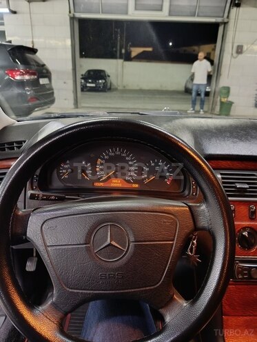 Mercedes E 240 1998, 300,000 km - 2.4 l - Bakı