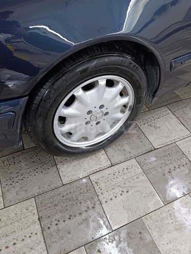 Mercedes E 240 1998, 300,000 km - 2.4 l - Bakı