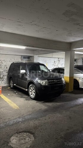 Mitsubishi Pajero-6