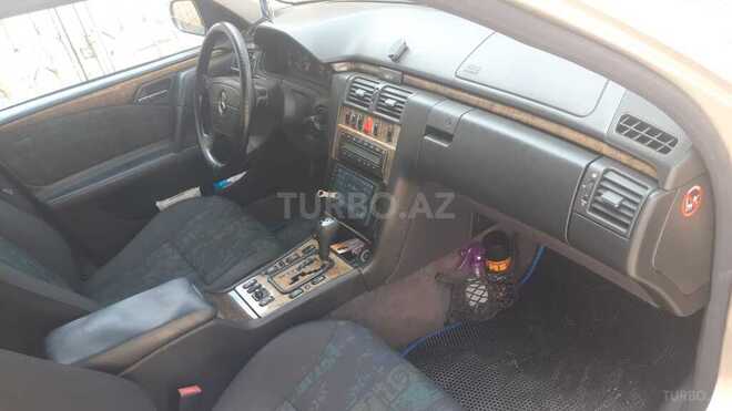Mercedes E 240 1999, 218,471 km - 2.4 l - Bakı