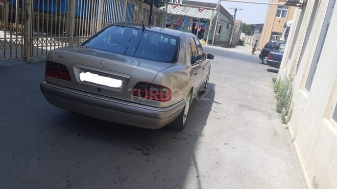 Mercedes E 240 1999, 218,471 km - 2.4 l - Bakı