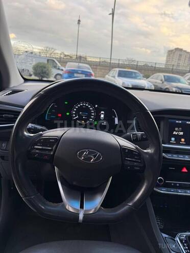 Hyundai IONIQ-12