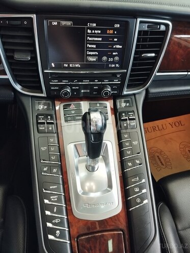 Porsche Panamera 4S-10