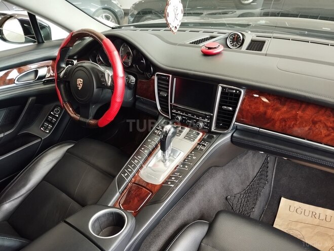 Porsche Panamera 4S-18