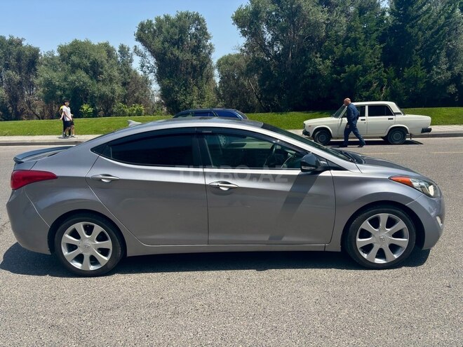 Hyundai Elantra-4