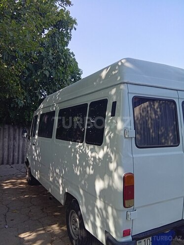 Mercedes 208 D 1992, 200,000 km - 2.3 l - Salyan