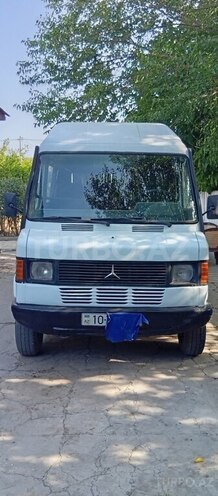 Mercedes 208 D 1992, 200,000 km - 2.3 l - Salyan