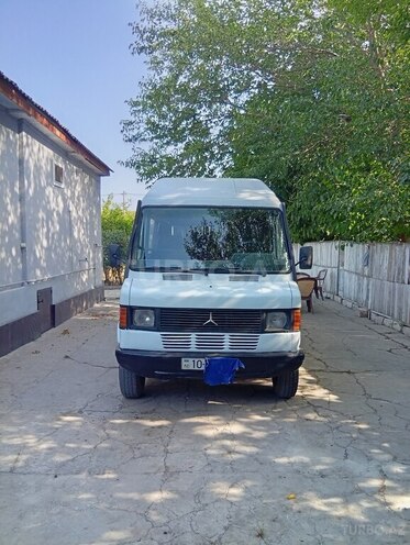 Mercedes 208 D 1992, 200,000 km - 2.3 l - Salyan