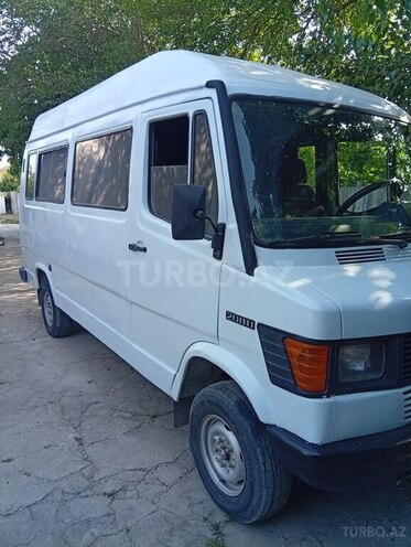 Mercedes 208 D 1992, 200,000 km - 2.3 l - Salyan