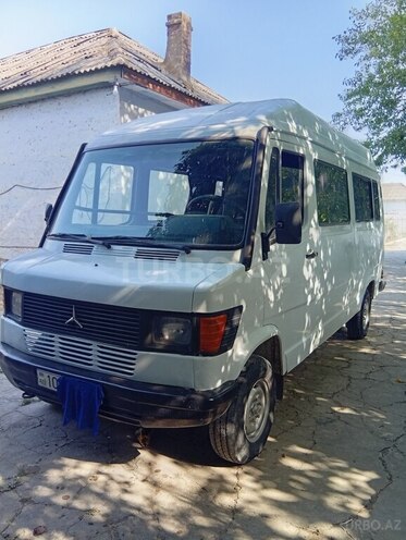 Mercedes 208 D 1992, 200,000 km - 2.3 l - Salyan