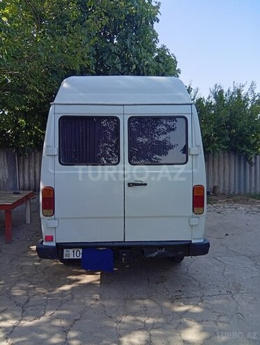 Mercedes 208 D 1992, 200,000 km - 2.3 l - Salyan