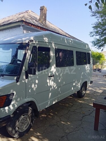 Mercedes 208 D 1992, 200,000 km - 2.3 l - Salyan