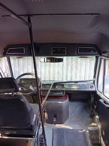 Mercedes 208 D 1992, 200,000 km - 2.3 l - Salyan