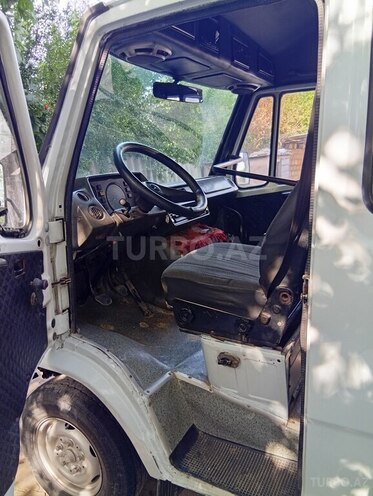 Mercedes 208 D 1992, 200,000 km - 2.3 l - Salyan