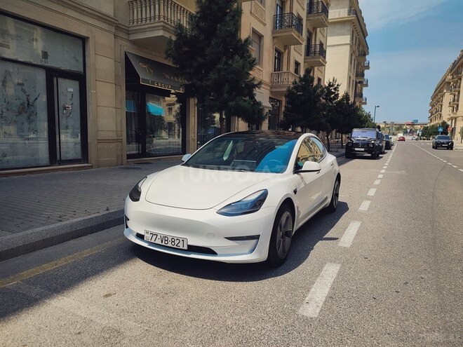 Tesla Model 3-1