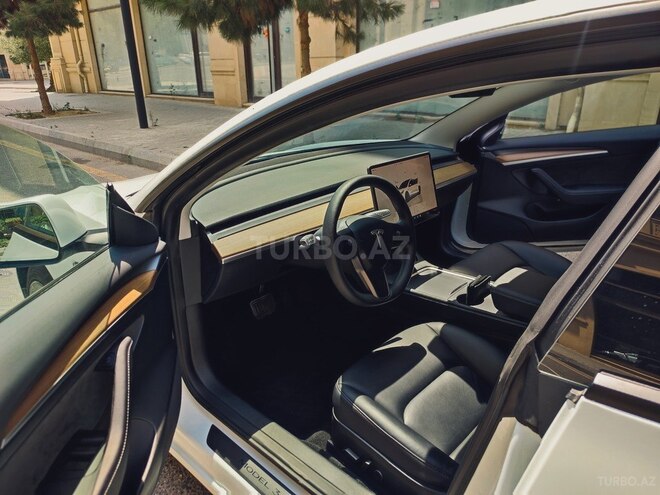 Tesla Model 3-10