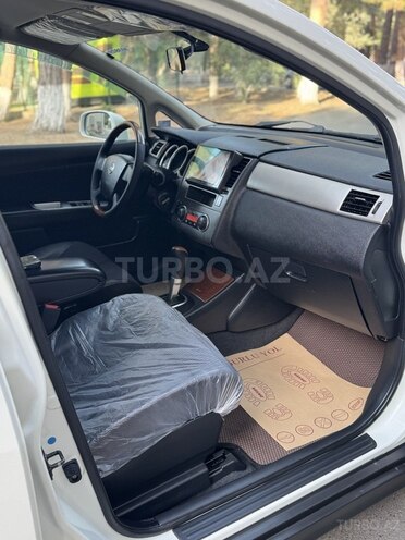 Nissan Tiida-15
