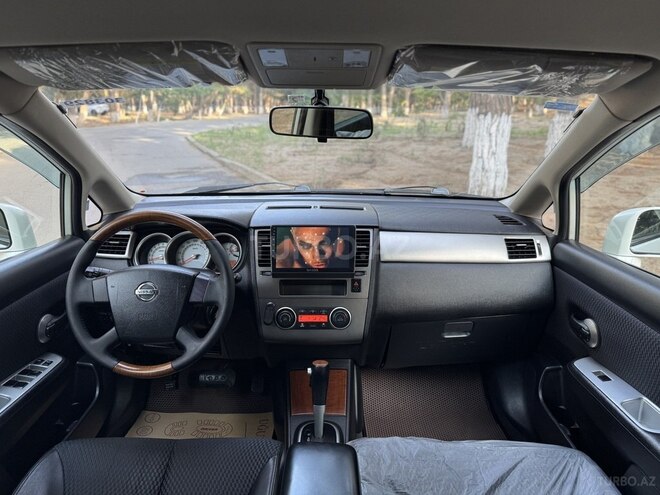 Nissan Tiida-13