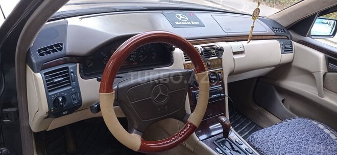 Mercedes E 230-11