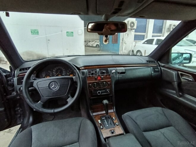 Mercedes E 230 1996, 418,000 km - 2.3 l - Bakı