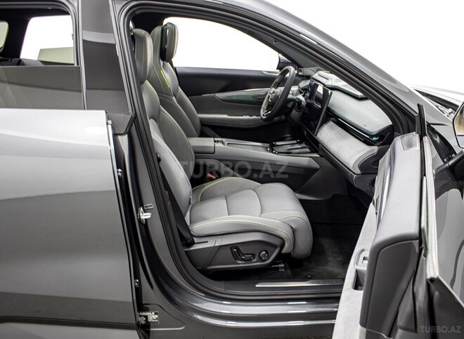 Lynk & Co 08-25