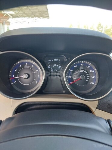 Hyundai Elantra 2015, 35,700 km - 1.8 l - Yevlax
