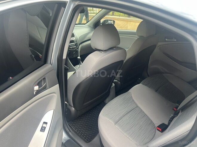 Hyundai Accent-11