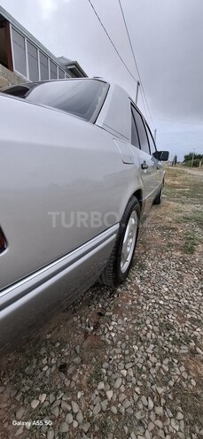 Mercedes E 220 1993, 550,000 km - 2.2 л - Quba