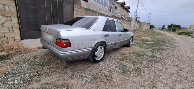 Mercedes E 220 1993, 550,000 km - 2.2 л - Quba