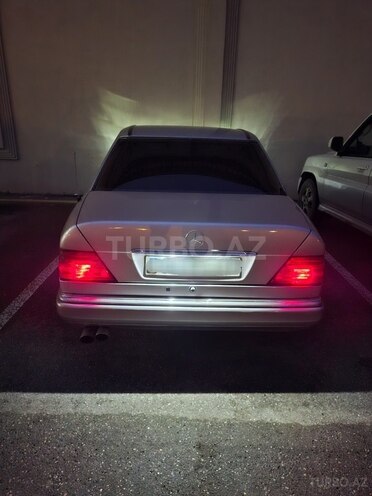 Mercedes E 220 1993, 550,000 km - 2.2 л - Quba