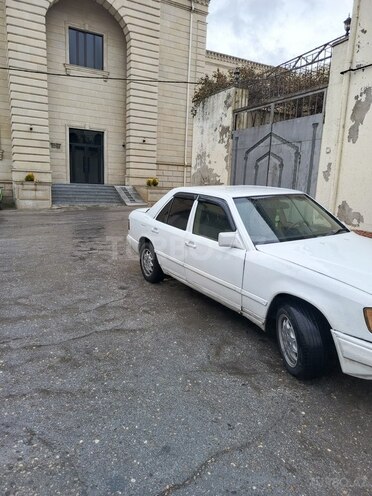 Mercedes E 250 1993, 125,635 km - 2.5 l - Bakı