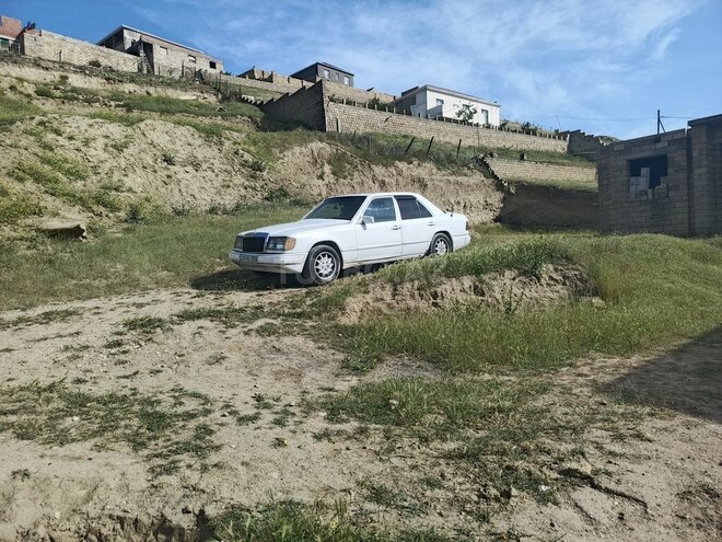 Mercedes E 250 1993, 125,635 km - 2.5 l - Bakı