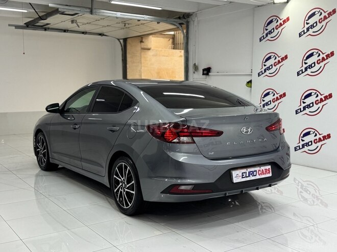 Hyundai Elantra-18