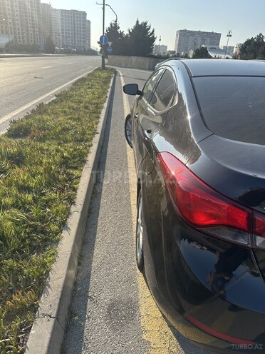 Hyundai Elantra-12