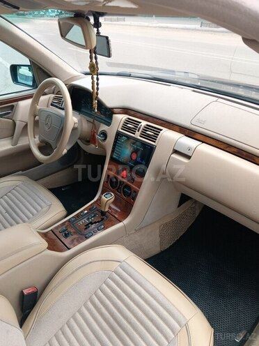 Mercedes E 240 1998, 235,000 km - 2.4 l - Gəncə