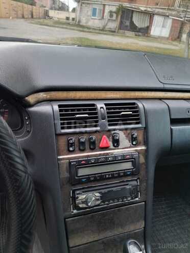 Mercedes E 240 1999, 250,000 km - 2.4 l - Sumqayıt