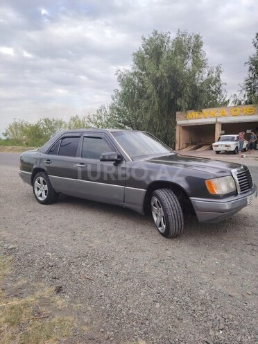 Mercedes E 220 1990, 492,829 km - 2.2 l - Füzuli