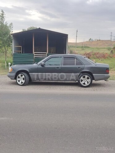 Mercedes E 220 1990, 492,829 km - 2.2 l - Füzuli