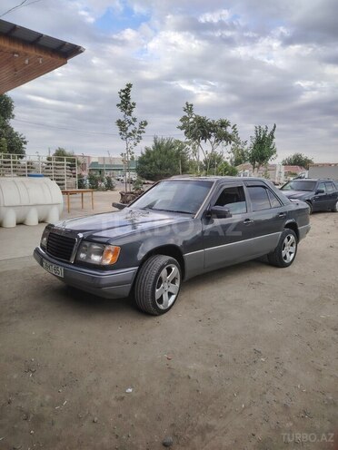 Mercedes E 220 1990, 492,829 km - 2.2 l - Füzuli