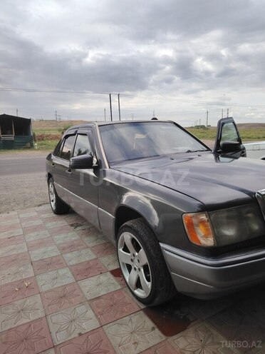 Mercedes E 220 1990, 492,829 km - 2.2 l - Füzuli