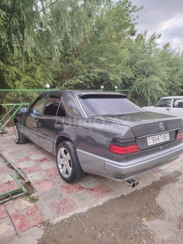 Mercedes E 220 1990, 492,829 km - 2.2 l - Füzuli