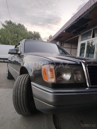 Mercedes E 220 1990, 492,829 km - 2.2 l - Füzuli