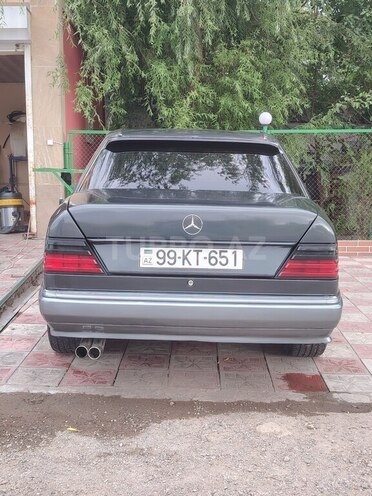 Mercedes E 220 1990, 492,829 km - 2.2 l - Füzuli